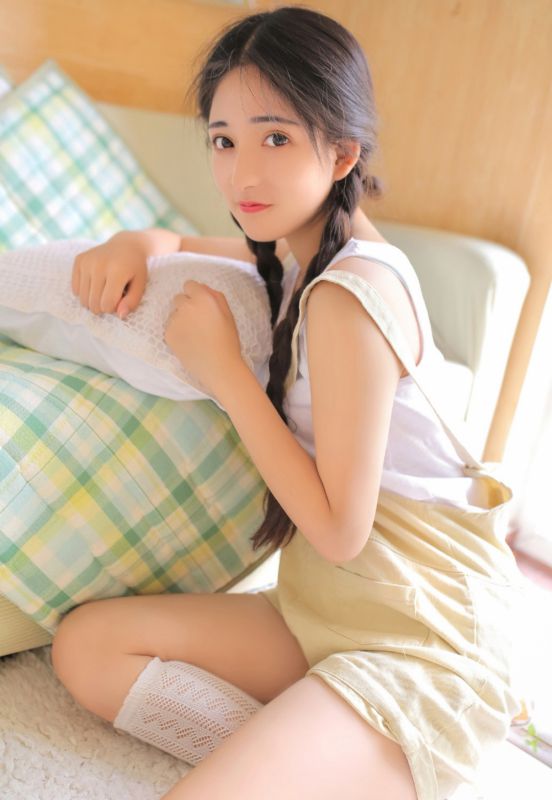 麻花辫少女私房美腿氧气甜美女孩写真