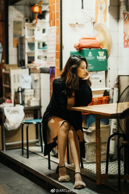 夜港街头少女露巨乳深沟大胆诱惑性感图片