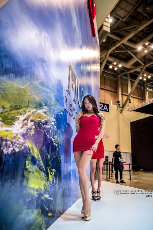 韩国美女严智雅车展写真丰满身材挡不住