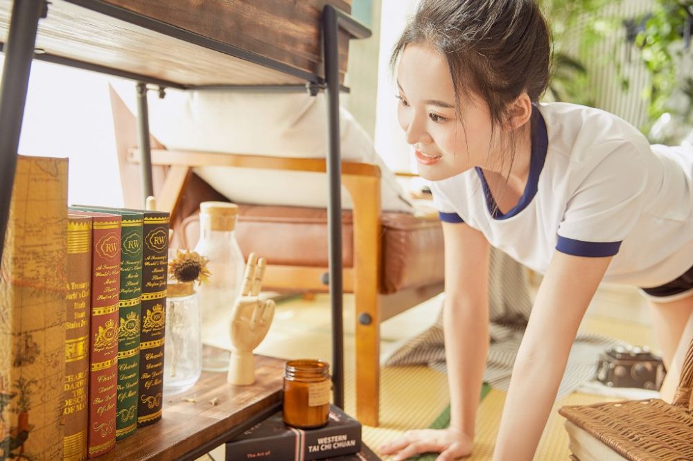 素颜文艺少女白嫩肌肤吃面包私房写真