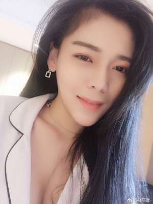 美女模特林亭音性感自拍照乳沟诱人