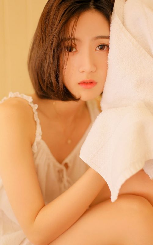 白嫩清纯萌妹闺房酥胸内衣性感短发美女写真