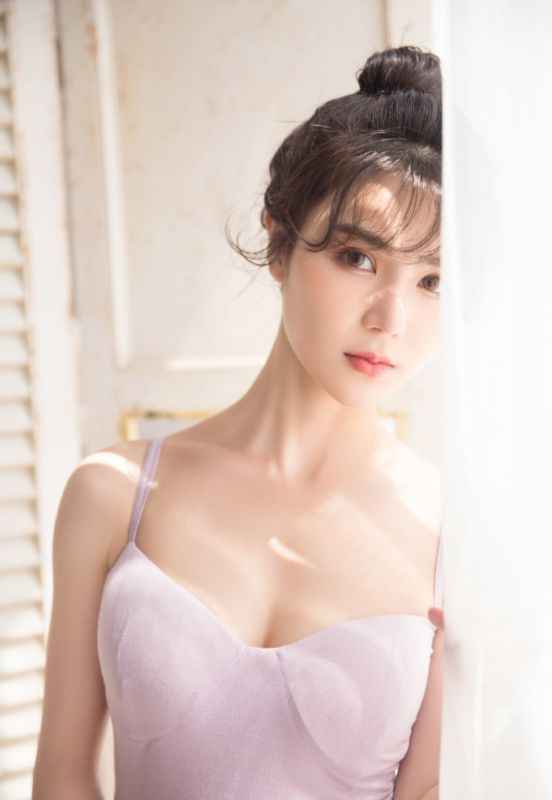 长腿巨乳丰满身材美女少妇前凸后翘性感写真