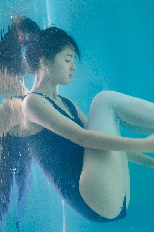 深海女孩湿身连体内衣白丝氧气白嫩写真