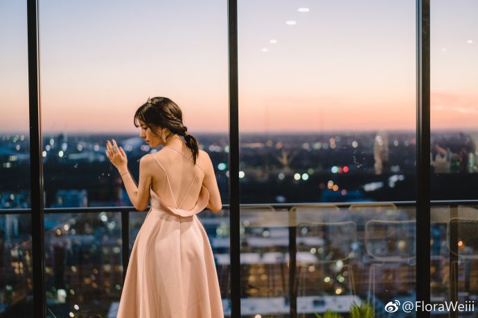 浪漫长裙少女露背性感香艳美腿玉足女神图片