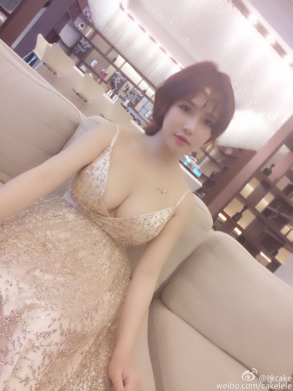 90后人气美女徐cake微博展会美照图片