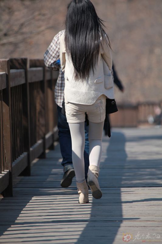 长发美女街头短裙迷人写真