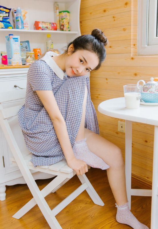 甜美女孩格子裙优雅下午茶萝莉个人写真