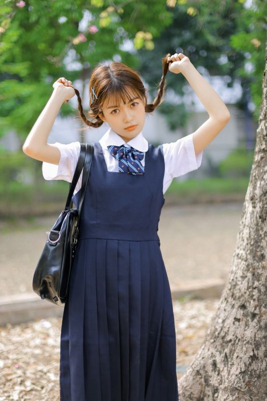 麻花辫美女学姐清纯氧气校园制服户外清纯写真