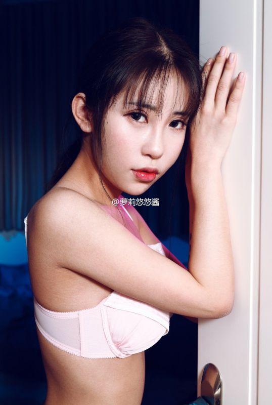 00后小美女悠悠酱微博性感写真图片