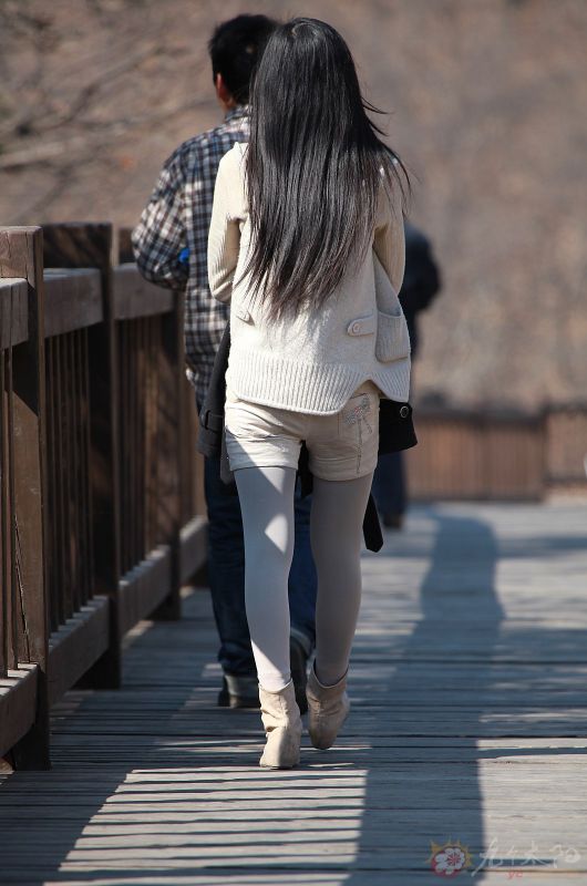 长发美女街头短裙迷人写真