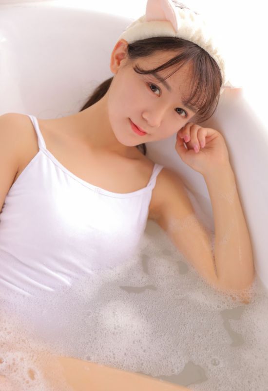 清纯少女室内泡泡澡湿身美腿性感写真