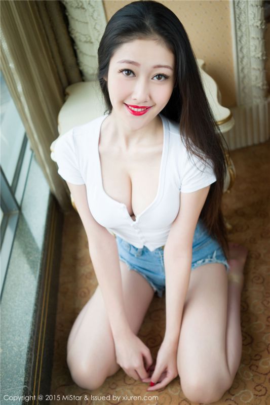 烈焰红唇美女夏妍私房酥胸诱惑写真