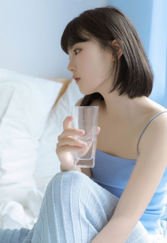 白嫩短发校园美女吊带背心清纯养眼成熟写真