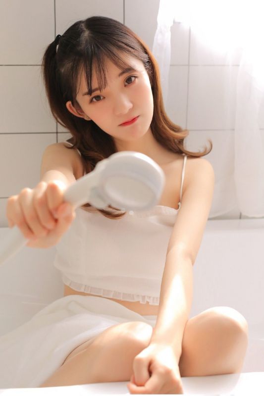 洗澡少女香艳画面诱人内衣美乳湿身私房写真