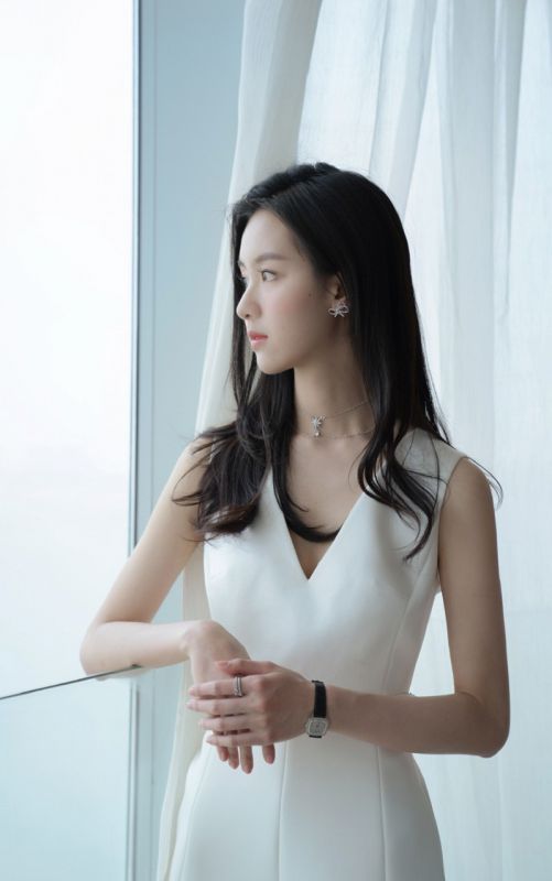 五官清秀美女陈都灵甜美惹火礼裙长腿明星图片