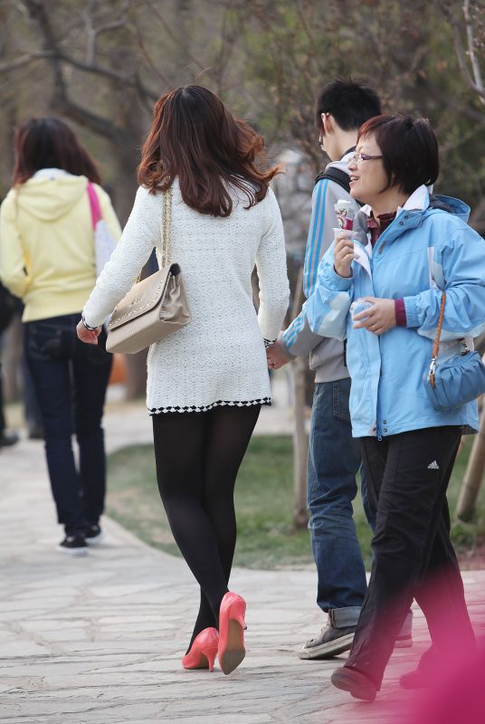 街拍短裙美女户外高清写真图