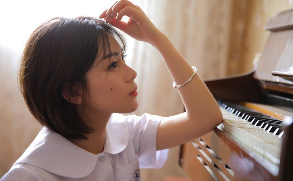 日本少女钢琴室白嫩素颜氧气空灵写真