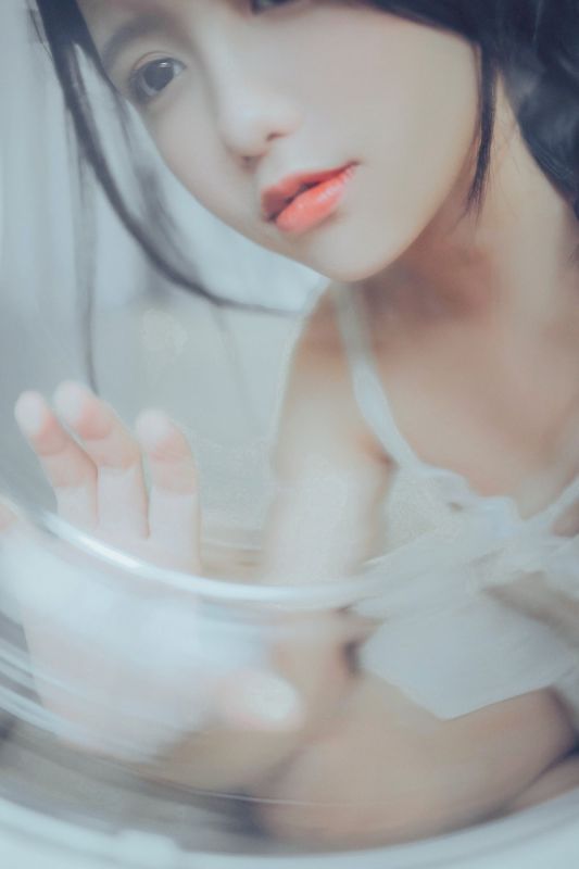 宅男女神睡衣尤物性感吊带长腿妖娆抚媚性感写真