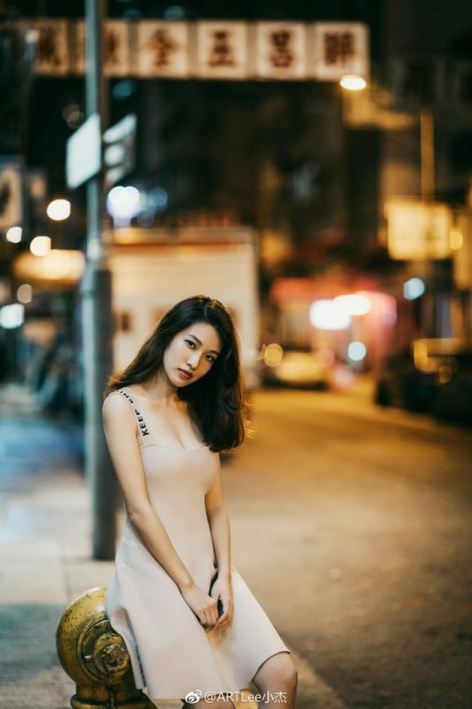 夜港街头少女露巨乳深沟大胆诱惑性感图片