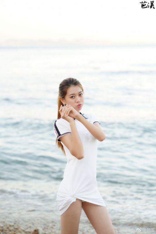 海边风骚少女撩衣诱惑性感美女勾引写真