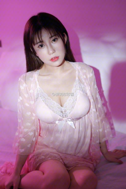 00后小美女悠悠酱微博性感写真图片