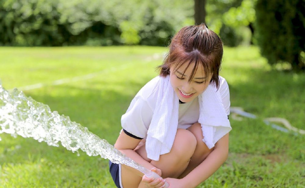 夏日户外美女嬉戏玩水性感湿身诱惑写真