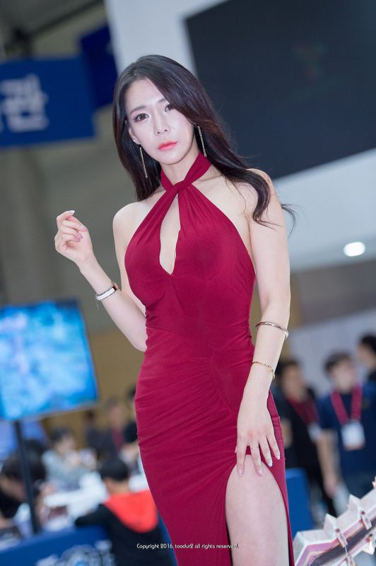 韩国美女严智雅车展写真丰满身材挡不住