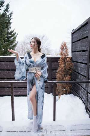 白嫩极品女神雪中娇容文艺开叉美腿性感诱惑图片