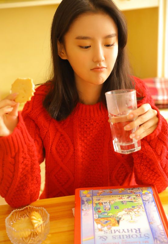 校园教室少女香艳红色毛衣唯美清纯氧气写真