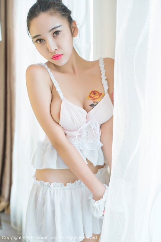 秀人网美女李梓熙私房内衣写真秀丰满美乳