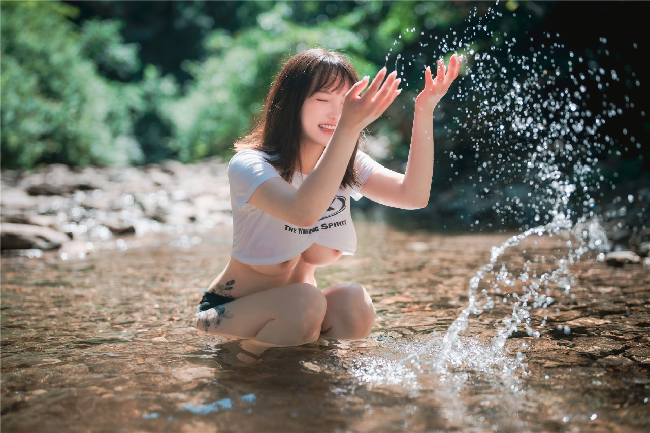 美女在小溪里露出自己的大奶